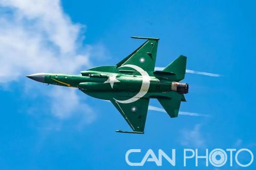 ?&ldquo;梟龍&rdquo;戰(zhàn)機在航展現(xiàn)場進行飛行表演